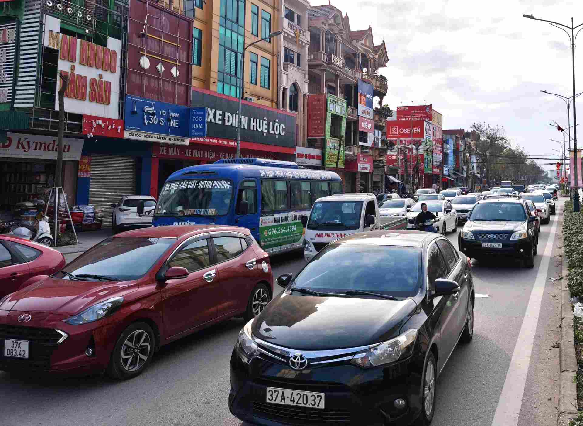 Vinh market intersection (Nghe An) is congested, cars line up in long queues on central roads. Photo: Quang Dai