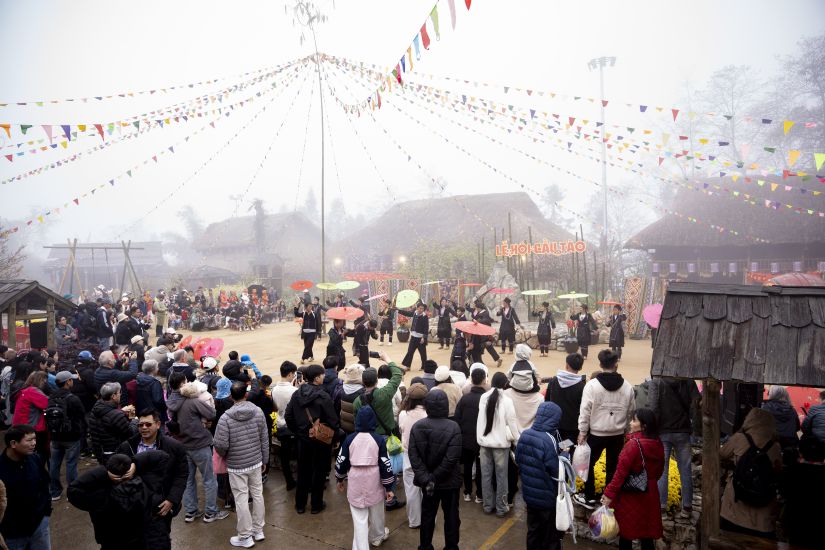 El Festival de Primavera Abierto al Cielo 2026 en Fansipan atrae a un gran número de turistas. Foto: Ánh Dương