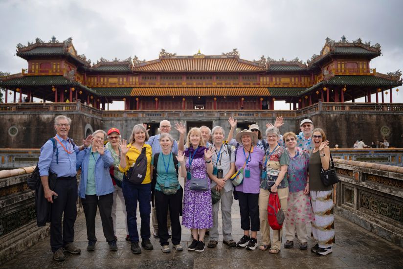 Du khách nước ngoài tham quan di tích Huế. Ảnh: Quảng An