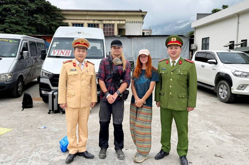 Muong Xen Commune Police (Nghe An province) contacted the bus company to support 2 tourists to Hanoi safely. Photo: Ministry of Public Security