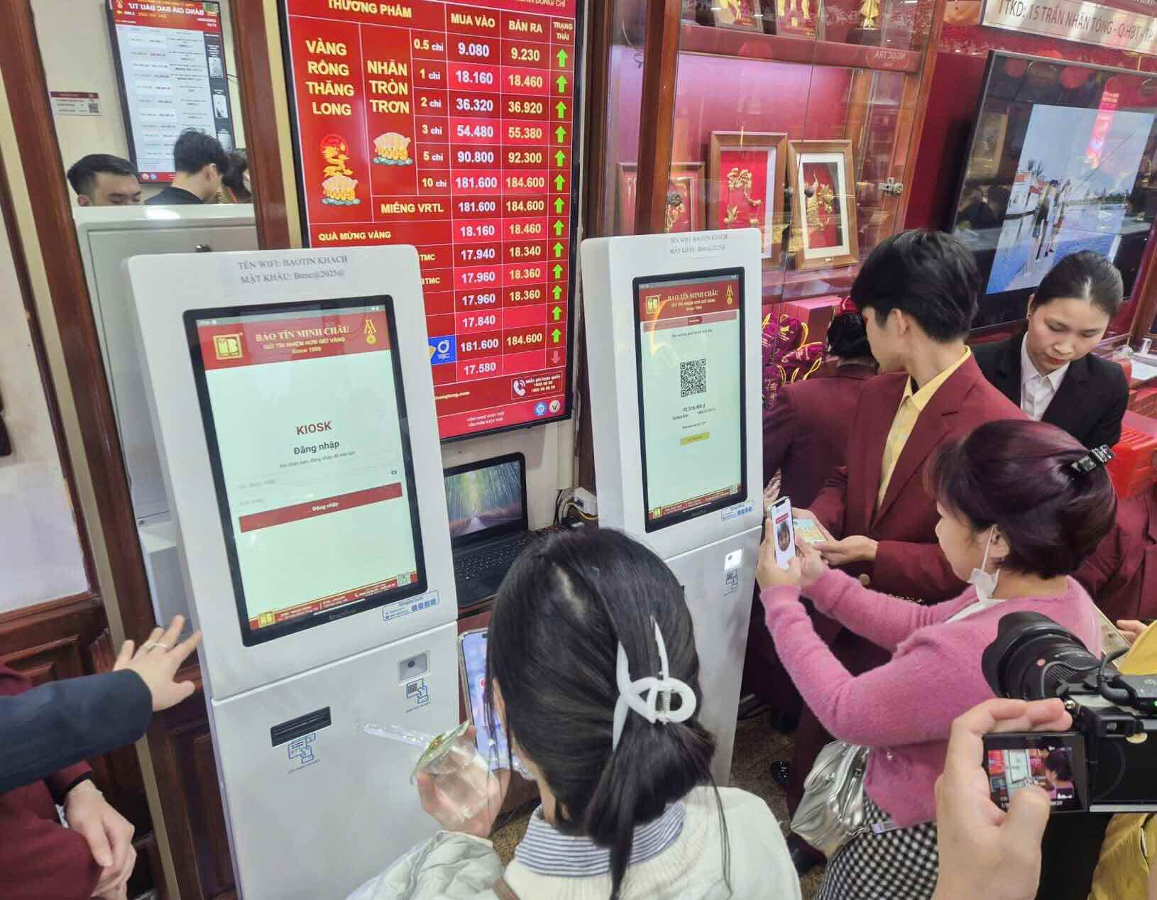 Máy bán vàng tự động được bố trí tại cửa hàng, hỗ trợ khách giao dịch nhanh trong giờ cao điểm.