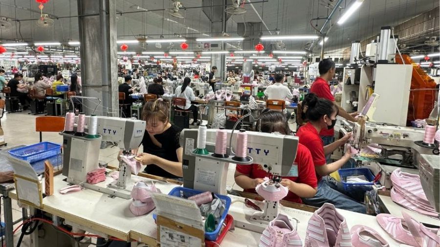 Bustling production atmosphere on the first day of the year at businesses in Vinh Long. Photo: Hoang Loc