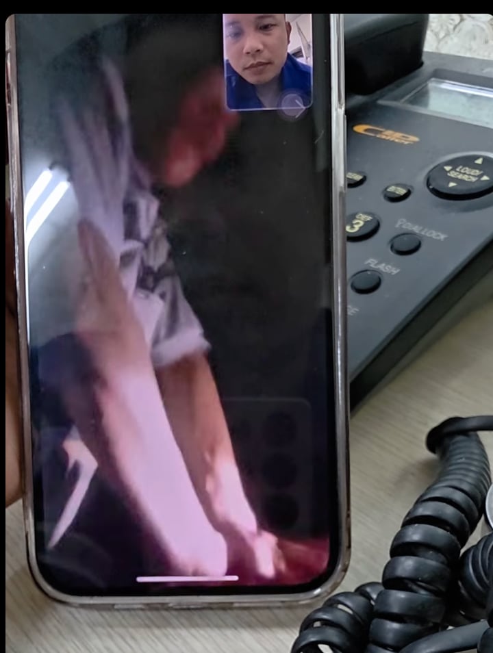 Image of a team of doctors guiding cardiopulmonary resuscitation for drowning victims via video call. Photo: Huu Long