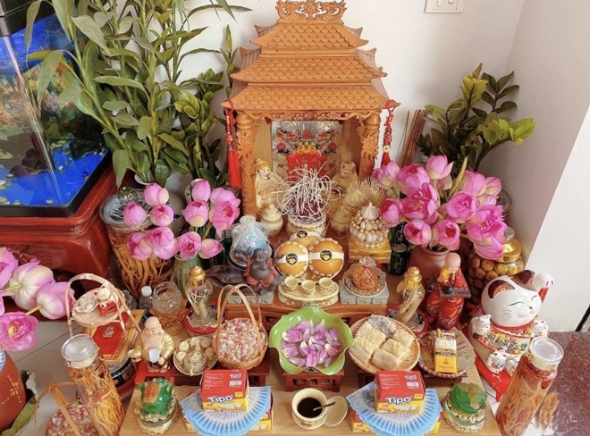 Ngày 10 tháng Giêng, người dân bày mâm lễ, đọc văn khấn vía Thần Tài. Ảnh: Hương Mai