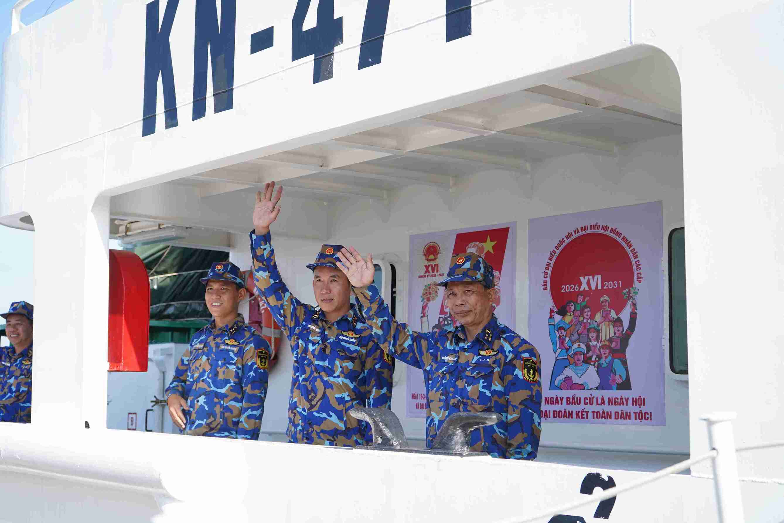 ông Hồ Xuân Trường – Ủy viên dự khuyết Trung ương Đảng, Phó Bí thư Thường trực Tỉnh ủy Khánh Hòa – đã trực tiếp bàn giao hòm phiếu, tiểu sử tóm tắt, nội quy, thẻ cử tri cho cán bộ, chiến sĩ Vùng 4 Hải quân vận chuyển ra các đảo tổ chức bầu cử sớm.