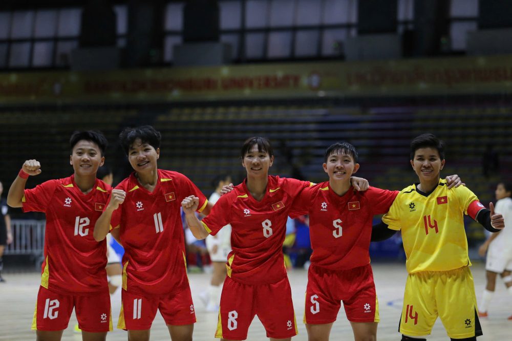 Vietnam women's futsal team plays their opening match against Australia. Photo: VFF