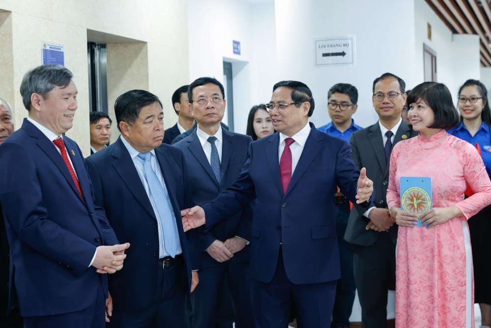 Prime Minister Pham Minh Chinh, Deputy Prime Minister Nguyen Chi Dung visit and work with the Vietnam Academy of Social Sciences and outstanding scientists and experts in the field of social sciences and humanities. Photo: Nhat Bac