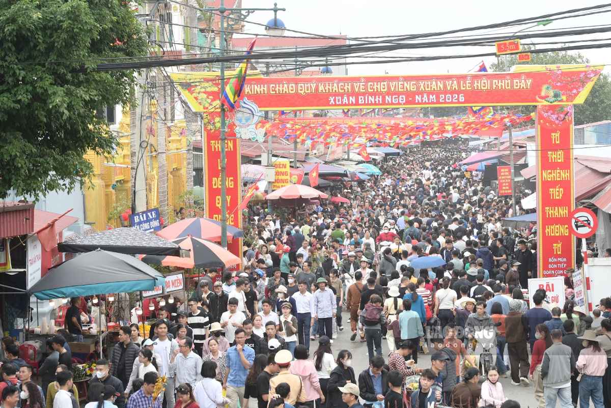 Crowds flock to "buy good luck, sell bad luck" at Vieng market in Binh Ngo Spring 2026. Photo: Luong Ha