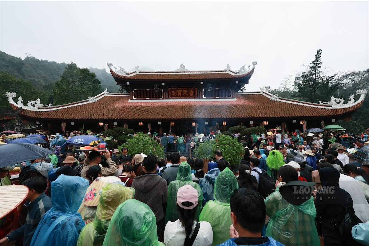 Strengthen public service discipline, resolutely prevent cadres, civil servants, and public employees from spring outings during office hours. In the photo, people excitedly offer incense and go to the Perfume Pagoda festival. Photo: Hai Nguyen