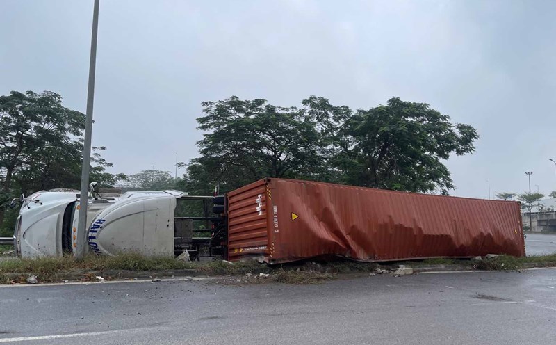 Xe container quay đầu trên tuyến Lộ Tẻ - Rạch Sỏi, 1 người tử vong