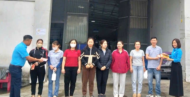 Vinh Phu Ward Trade Union organized visits, encouragement and lucky money at the beginning of the year for union members and employees of HaNa Leaders Co., Ltd. with two or more members. Photo: Nghe An Trade Union