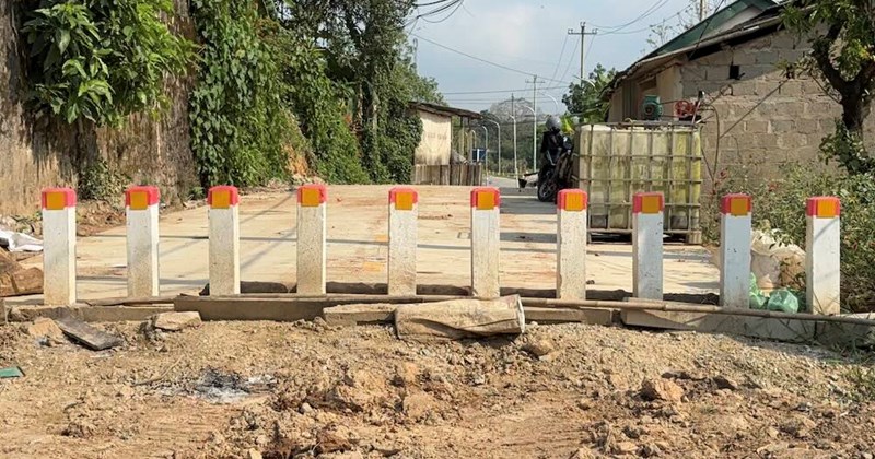 Xe cộ quay đầu vì đường tắc, không vào được Quốc lộ 49