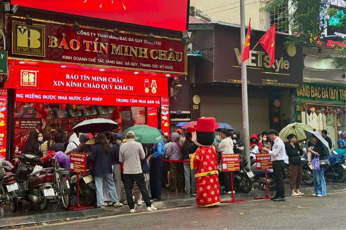 Lượng khách chờ mua vàng ngày càng đông, kéo dài dọc vỉa hè trong sáng 24.2. Ảnh: Phương Anh 