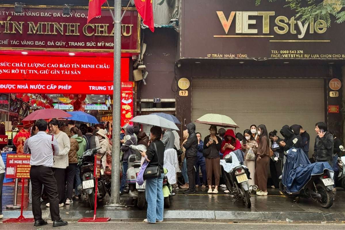 Sáng 24.2, nhiều người chờ đợi ở một cửa hàng vàng bạc đá quý tại Hà Nội để mua vàng nhẫn trước ngày vía Thần tài. Ảnh: Phương Anh 
