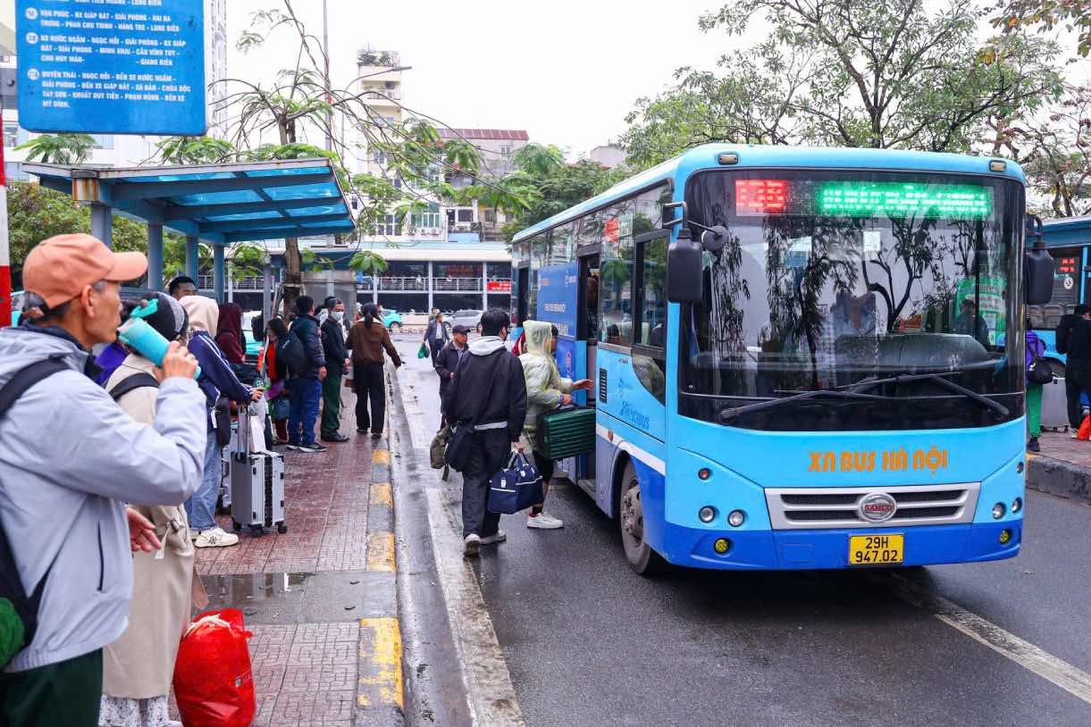 Hanoi exempts fares on 128 bus routes throughout the Tet holiday. Photo: Giang Vo