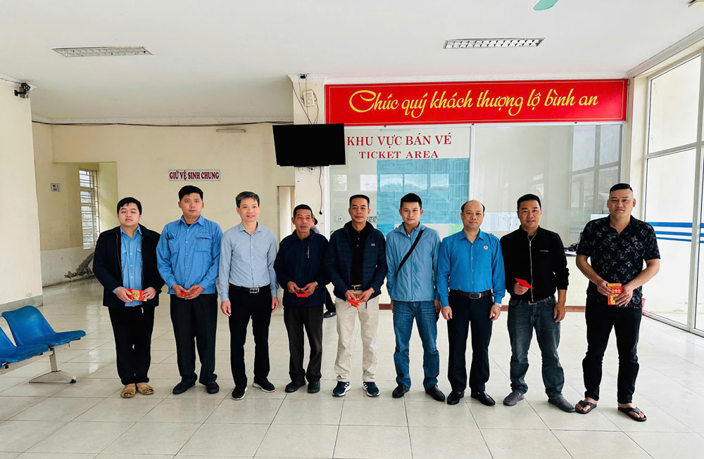 Ông Trần Quốc Toản, Chủ tịch Công đoàn phường Yên Bái thăm hỏi, tặng quà đoàn viên. Ảnh: Thanh Hóa