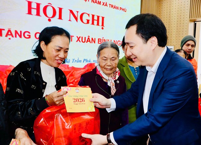 Mr. Vu Van Tien is running for National Assembly Deputy of the 16th term at constituency No. 6, Hai Phong city. In the photo: Mr. Vu Van Tien presents gifts to poor and near-poor households in Tran Phu commune (Hai Phong city) on the occasion of the Binh Ngo Lunar New Year - 2026. Photo: Mattran. org. vn