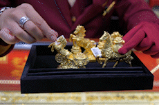 Bao Tin Minh Chau, Phu Quy launch "tricks" to attract customers on God of Wealth Day 2026