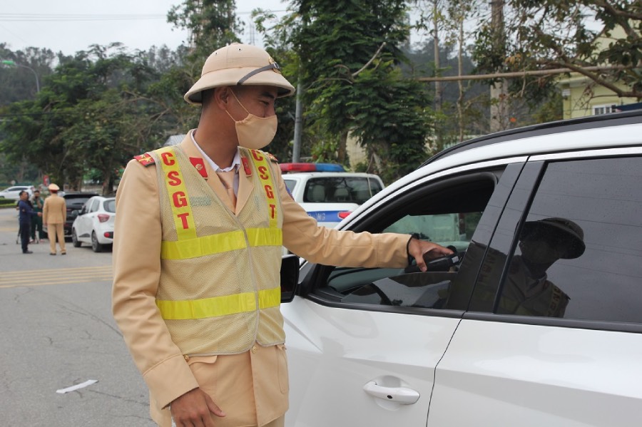 응에안성 교통 경찰이 2026년 뗏 빈 응오 기간 동안 음주 측정을 하고 있습니다. 사진: CANA