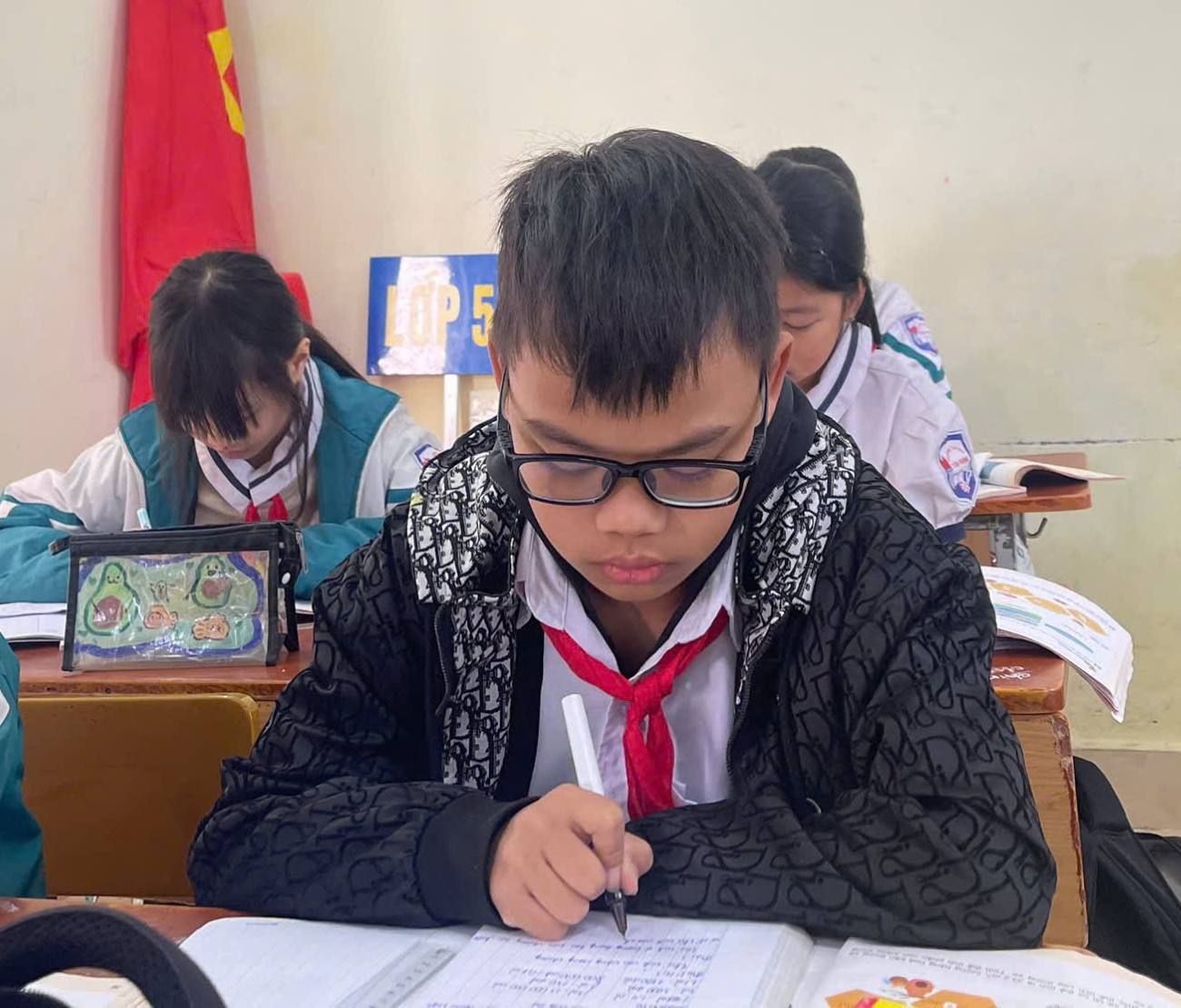 Ms. Dinh Thi Tho wishes to be helped to have conditions to treat the eyes of her nephew Dinh Hai Nam. Photo: Family provided