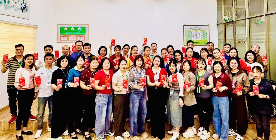 Workers are happy to receive lucky money from the Board of Directors of ADORA Shoe Co., Ltd. on the first day of returning to work after the Binh Ngo Lunar New Year 2026 holiday. Photo: Dieu Anh
