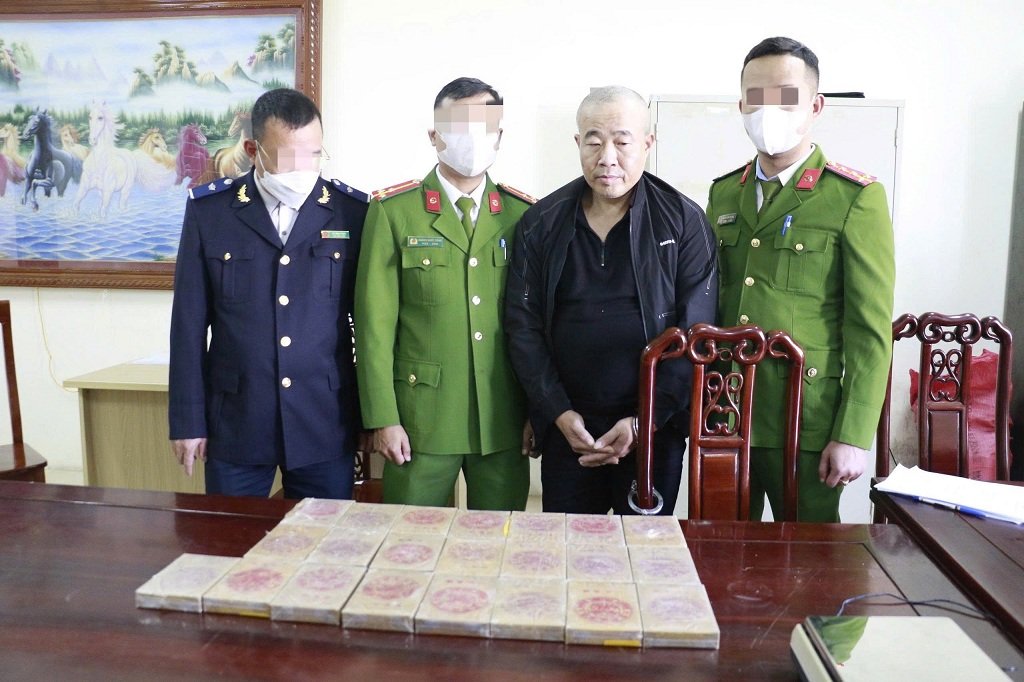 Lực lượng Công an bắt giữ đối tượng trong đường dây mua bán ma túy, thu giữ 22 bánh heroin. Ảnh: Hồ Hưng