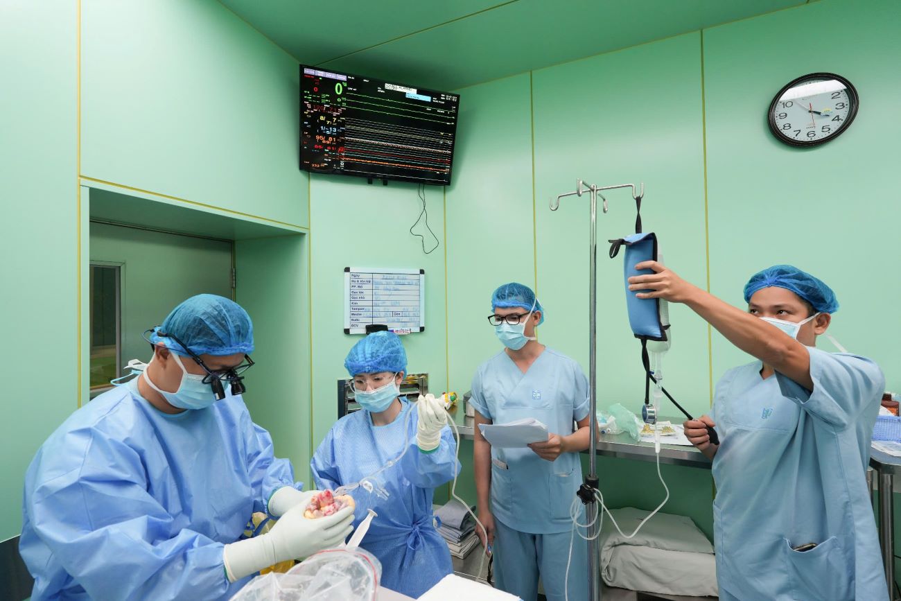 Ê-kíp tiến hành tiếp nhận và xử lý tạng hiến theo quy trình nghiêm ngặt trước khi đưa vào ghép cho người nhận. Ảnh: Bệnh viện cung cấp