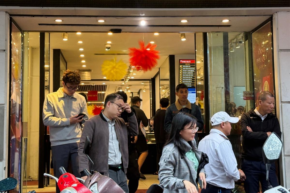 Khách ra vào liên tục tại một cửa hàng bán bạc trên phố Trần Nhân Tông trong bối cảnh giá đi lên. Ảnh: Phương Anh
