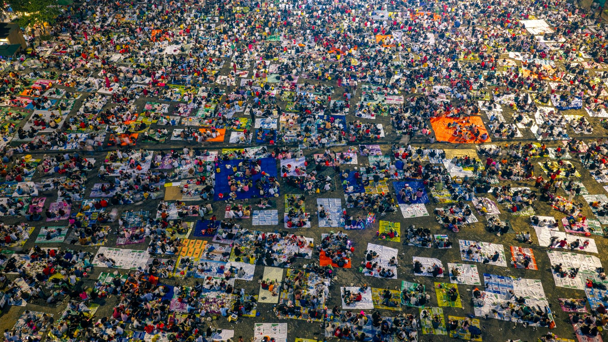 Anh Minh Tú chia sẻ, năm nay số lượng khách đông hơn năm ngoái nên cảnh tượng nhìn từ trên cao xuống có cảm giác dày đặc hơn, ước tính hơn 200.000 người cùng tham dự ngay ngày đầu khai hội.