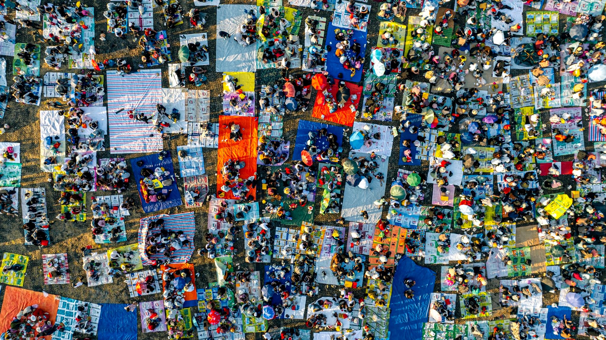 Nhìn từ trên cao các cụm người san sát nhau, người dân, du khách đi theo nhóm gia đình, bạn bè tụ thành từng cụm nhỏ tạo cảnh tượng như “cắm trại tập thể“. Khách đến tham gia khai xuân hầu như đều mang theo lều bạt, đồ ăn thức uống, để nghỉ lại qua đêm.