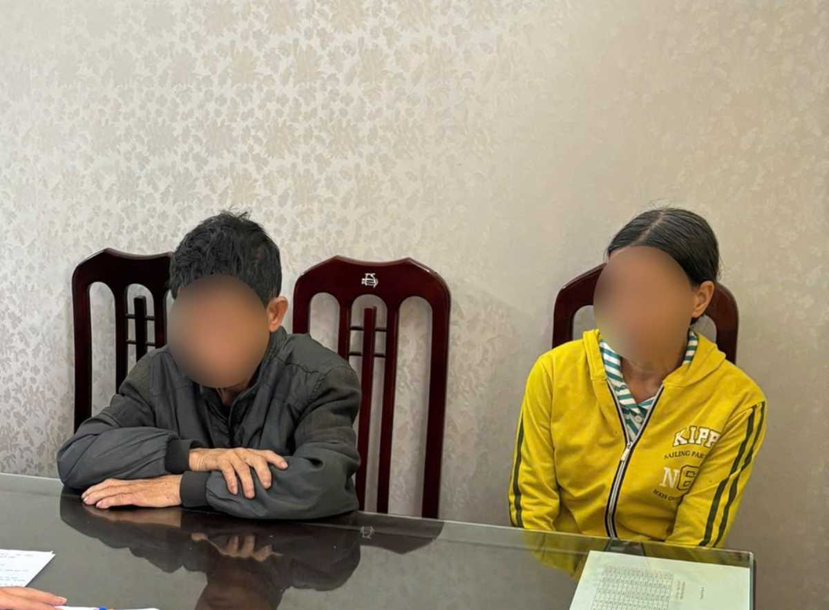 Ông T.T.T và bà N.T.H tại cơ quan công an. Ảnh: Công an xã Vụ Bản