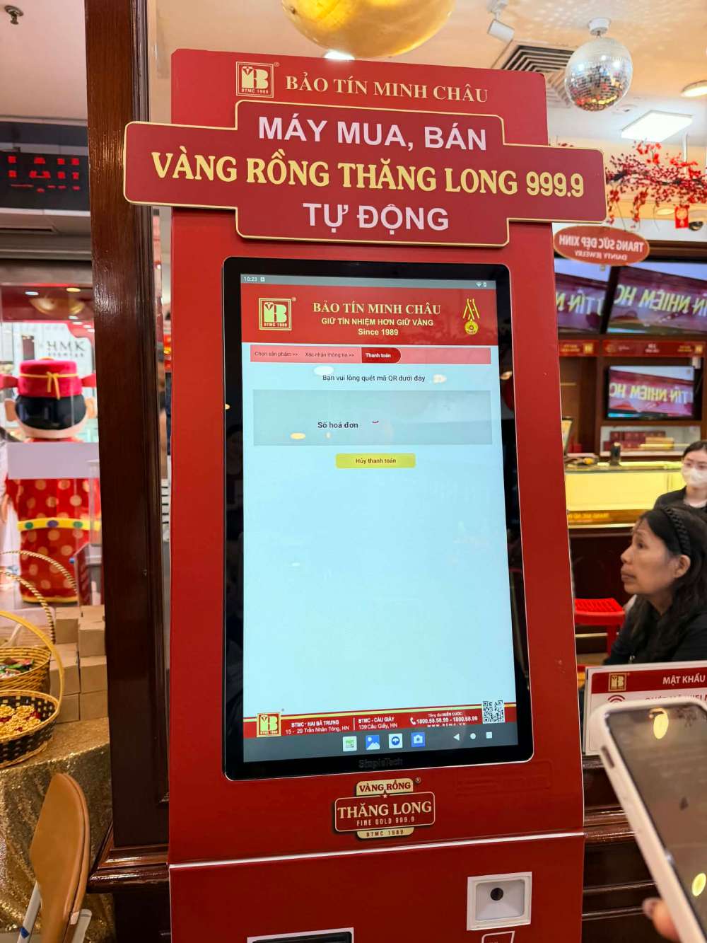 Máy bán hàng tự động được đặt cửa hàng. Ảnh: Minh Trang.