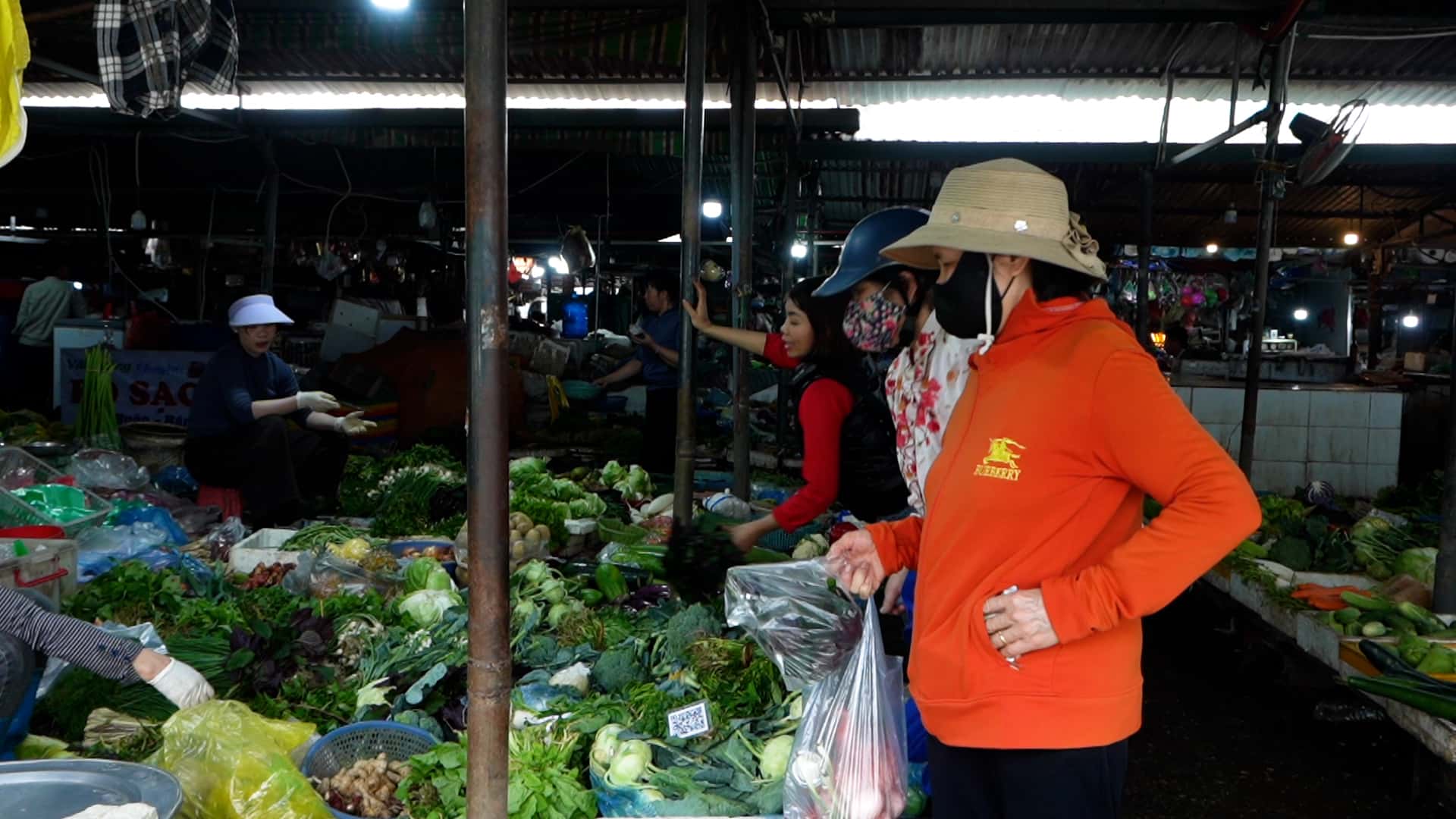 After the Lunar New Year 2026, the trading atmosphere at many people's markets in Hanoi is still quite quiet. Photo: Huyen Anh