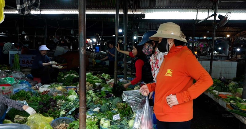 Sau Tết, nhiều bà nội trợ chuộng rau xanh, bữa ăn đơn giản