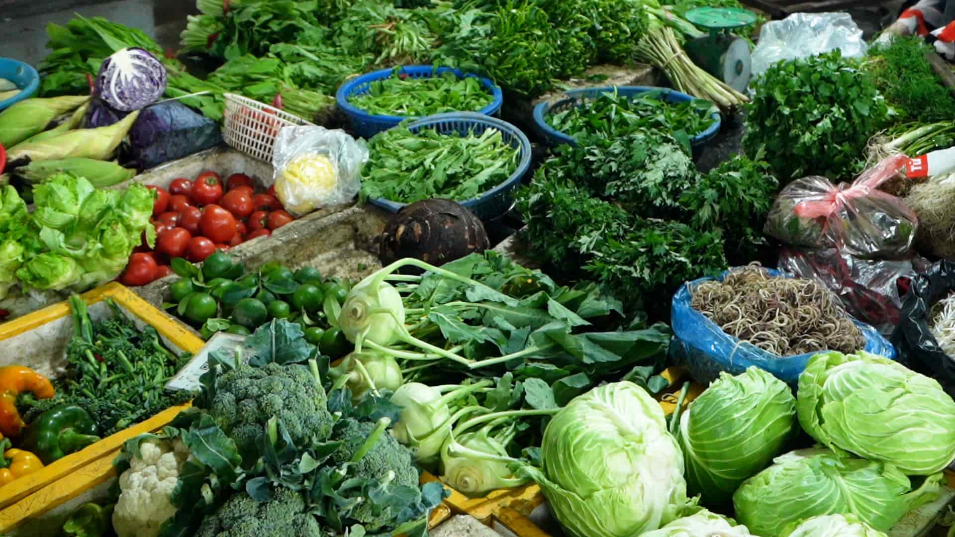 Nguồn hàng chưa dồi dào khiến giá rau xanh điều chỉnh tăng nhẹ sau kỳ nghỉ dài. Ảnh: Huyền Anh