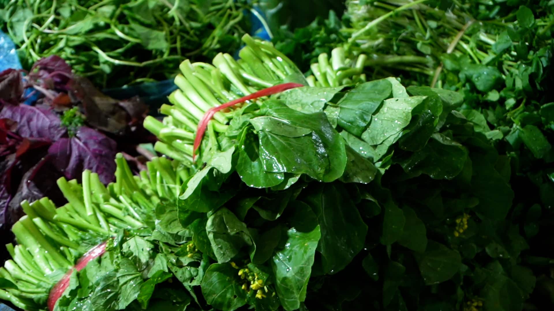 Sau những ngày ăn nhiều thịt, nhiều gia đình chuyển sang bữa cơm thanh đạm với rau xanh. Ảnh: Huyền Anh