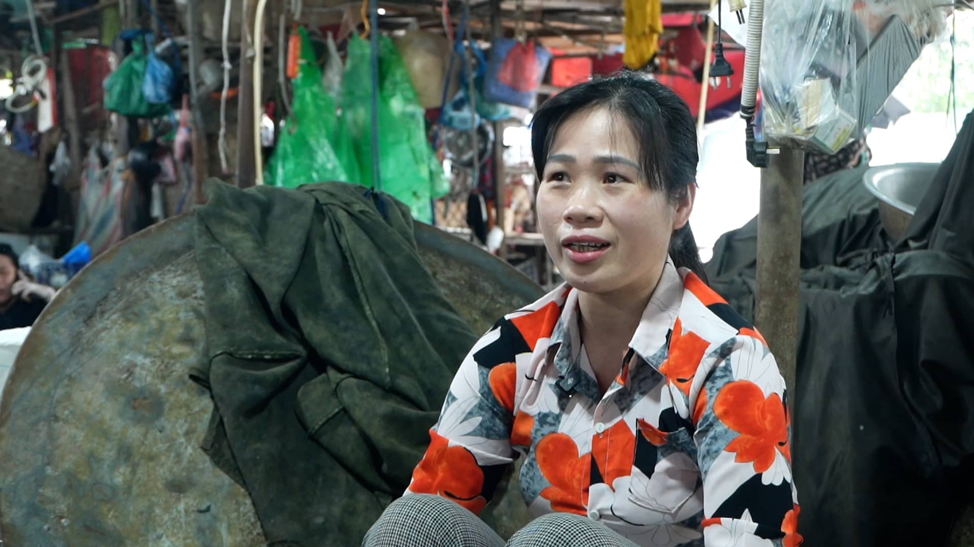 Tiểu thương cho biết giá rau tăng do các đầu mối cung cấp chưa hoạt động hoàn toàn trở lại. Ảnh: Huyền Anh