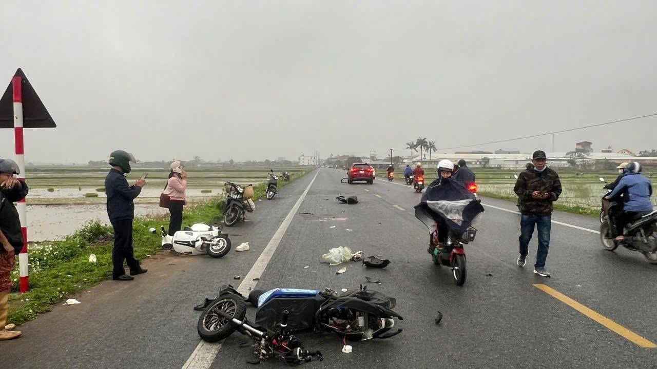 Serious traffic accident on provincial road 456 killed 2 students. Photo: People