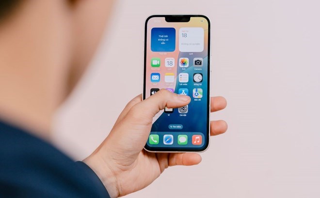 Apple is said to be having color tests for the next generation iPhone line. Photo: Loan Tran