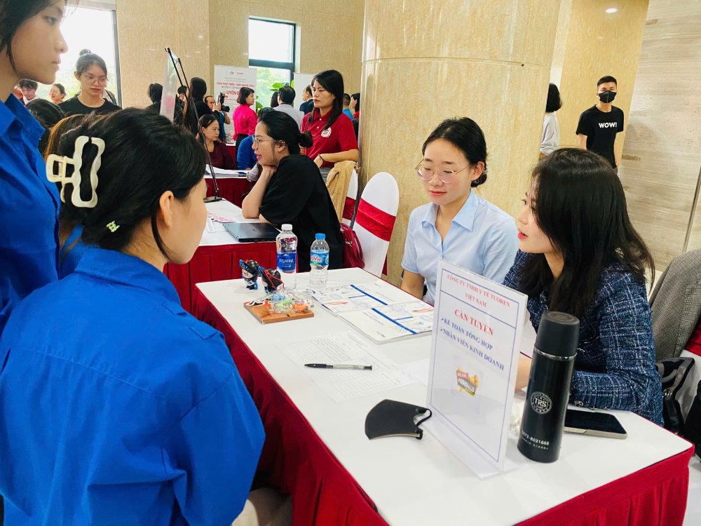 In the context of businesses strongly applying AI, the recruitment department will have 5 new roles. Photo: Quynh Chi