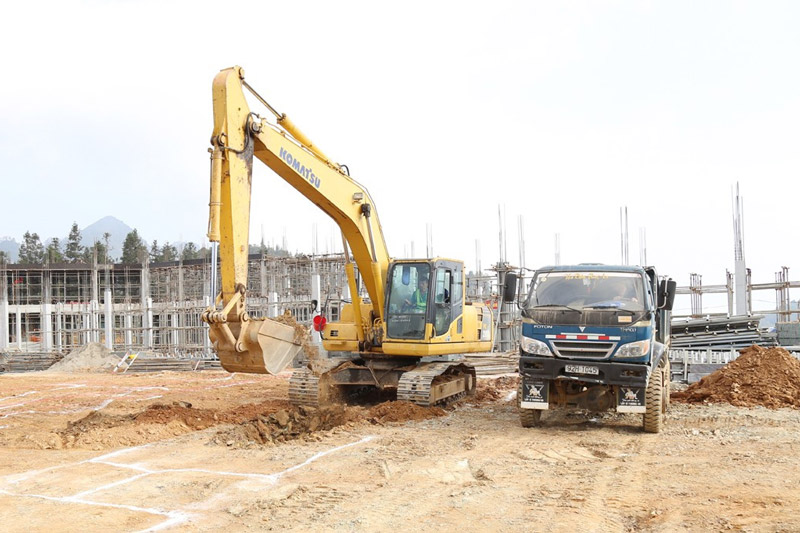 Máy móc phục vụ hoạt động xây dựng. Ảnh: Đinh Đại