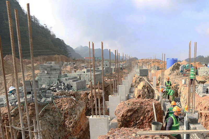 Nhịp thi công luôn ổn định trên công trường dự án giáo dục trăm tỉ. Ảnh: Đinh Đại