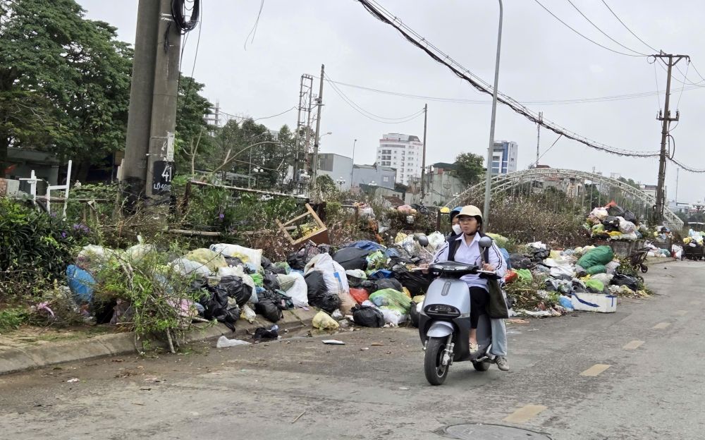 Rác thải tồn ứ tại phường Hạc Thành, tỉnh Thanh Hóa sau dịp Tết Nguyên đán 2026. Ảnh: Quách Du
