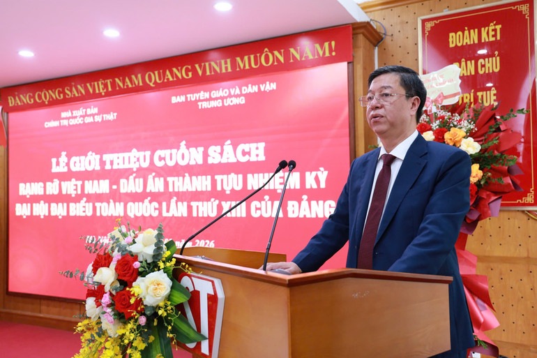 PGS.TS Vũ Trọng Lâm, Giám đốc - Tổng Biên tập Nhà xuất bản Chính trị quốc gia Sự thật phát biểu tại buổi lễ. Ảnh: Hương Nha