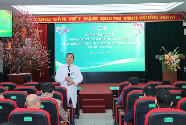 TS.BSCC Đinh Văn Lượng - Giám đốc Bệnh viện Phổi Trung ương chia sẻ về các ca ghép phổi thành công tại bệnh viện. Ảnh: Hương Giang