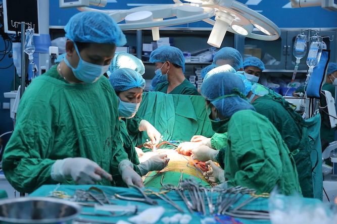 Doctors at the National Lung Hospital perform lung transplants. Photo: BVCC