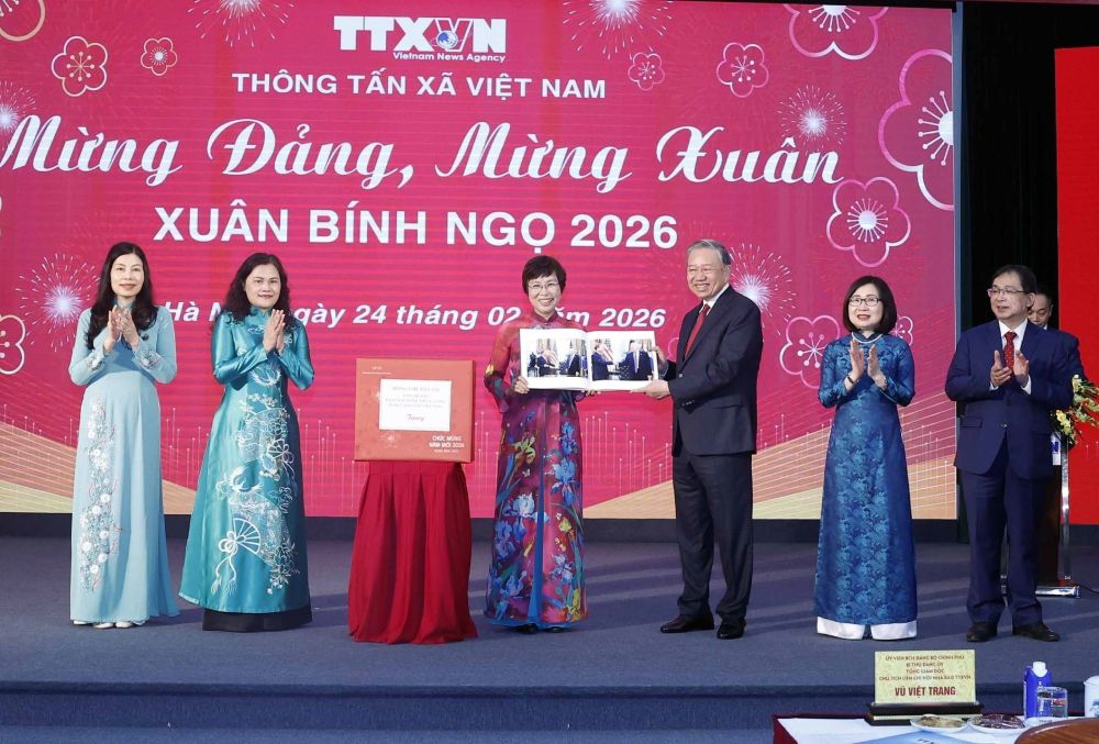 Tổng Giám đốc TTXVN Vũ Việt Trang tặng Tổng Bí thư Tô Lâm cuốn sách ảnh do phóng viên Ban biên tập Ảnh thực hiện. Ảnh: Thống Nhất/TTXVN