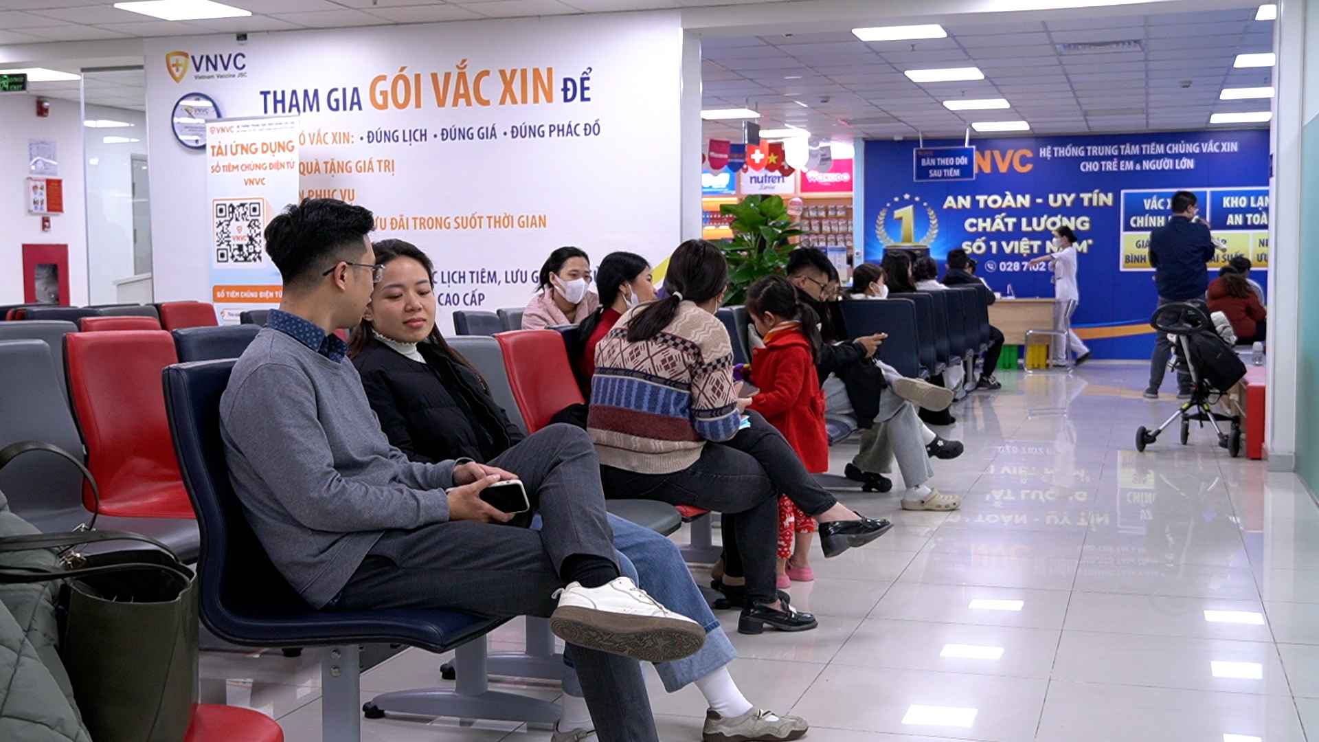 Trẻ em, người già, phụ nữ mang thai và người có bệnh lý nền là nhóm đối tượng nguy cơ cao mắc các bệnh đường hô hấp trong thời tiết này. Theo bác sĩ Huy, hiện nay, nhiều người dân đã chủ động tiêm vaccine phòng bệnh, nên tỷ lệ ca bệnh có phần giảm so với cùng kỳ những năm trước. Ảnh: Phương Anh