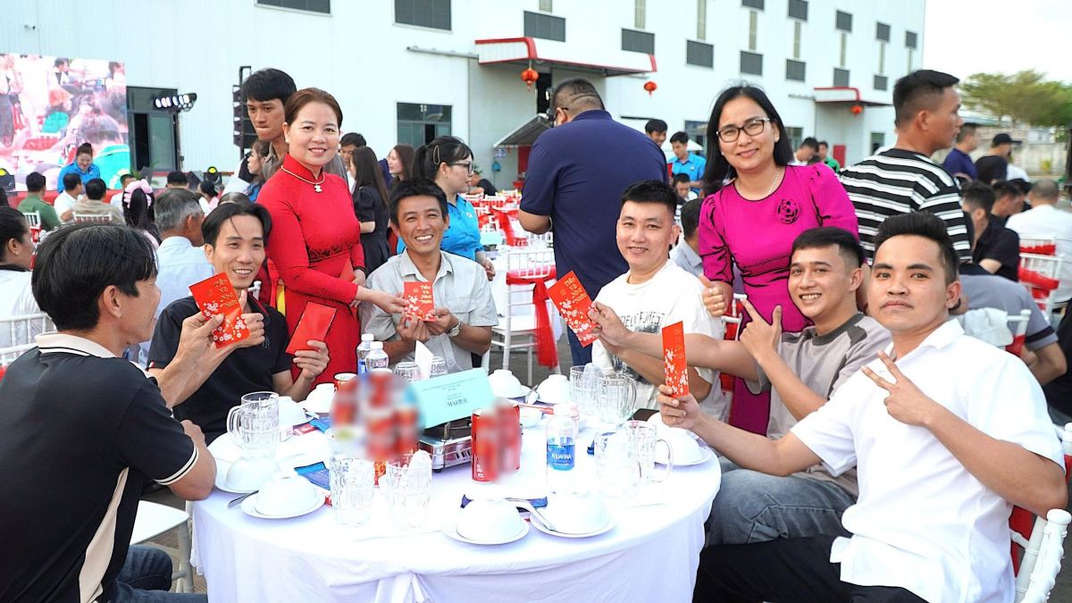 Trao lì xì cho người lao động trong chương trình bữa cơm Công đoàn. Ảnh: Huy Long