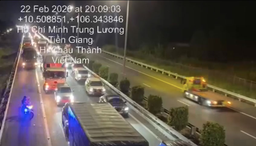 Traffic police forces guide and regulate drivers to enter the emergency lane on the Ho Chi Minh City - Trung Luong expressway on the evening of the 6th day of Tet. Photo cut from video: Traffic Police Department